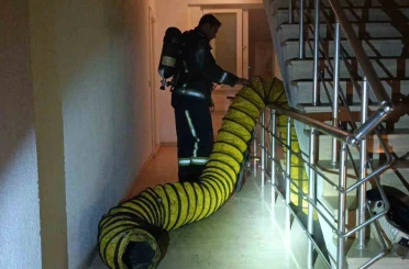Manavgat’ta site içerisinde çıkan depo yangını korkuttu 