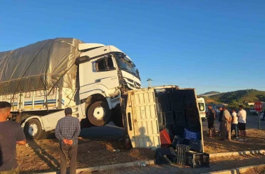 Manavgat’ta tır ile kamyonetin çarpıştığı kazada 1 kişi yaralandı 
