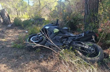 Manavgat’ta virajı alamayan motosikletli ağaca çarptı: 2 yaralı 