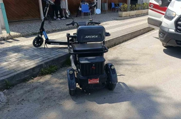 Manevra yaparken devrilen elektrikli bisikletin sürücüsü hafif yaralandı 