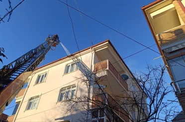 Mangal yakmak isterken çatıyı ateşe verdi 