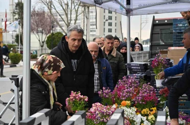 Manisa Büyükşehir Belediyesi, mezarlık ziyaretlerinde vatandaşların yanında oldu 