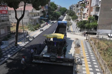 Manisa Büyükşehir Belediyesi, Salihli’de 4 caddeyi sıcak asfaltla yeniliyor 