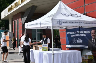 Manisa Büyükşehir’den YKS adaylarına su ve limonata ikramı 