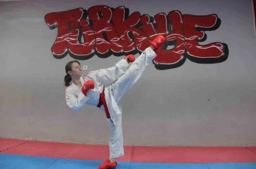 Manisa Celal Bayar Üniversitesi sporcusu Nurbade Büber, dünya zirvesine çıktı 