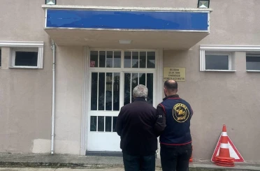 Manisa’da 27 yıl hapisle aranan dolandırıcı sahte kimlikle yakalandı