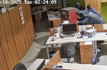 Manisa’da 2 milyon avroluk soygun kamerada: Çelik kasayı metrelerce sürüklediler 