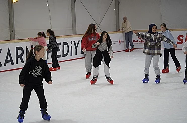 Manisa’da 5 bin öğrenci buz pistinde eğlendi 