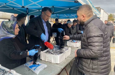 Manisa’da belediyenin ikramı 8 ton hamsi 1 saatte tükendi 