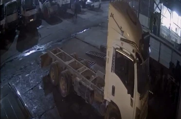 Manisa’da çalınan araç İzmir’de bulundu: Hırsızlık anı kamerada 