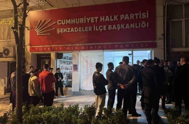 Manisa’da iş vaadi öfkesiyle CHP binasının camlarını kırdı 