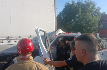 Manisa’da kamyonet tıra çarptı: 1’i ağır 2 yaralı 