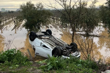 Manisa’da kaza yapan sürücü otomobilini bırakıp kaçtı 