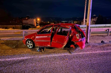 Manisa’da otomobil elektrik direğine çarptı: 2 ölü, 1 ağır yaralı 