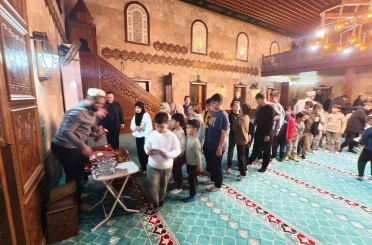 Manisa’da teravih sonrası çocuklara sürpriz 