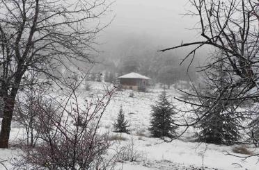 Manisa’nın yüksek kesimlerinde kartpostallık kar manzaraları 