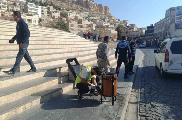 Mardin Büyükşehir Belediyesi Artuklu 1. Cadde’de çöp kovalarını yeniliyor 
