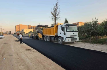 Mardin Büyükşehir Belediyesi Kızıltepe’de asfalt ve yol düzenleme çalışmalarını sürdürüyor 