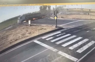 Mardin’de 2 tır ile SUV tipi aracın çarpıştığı kaza sonrası alev alan tır söndürüldü