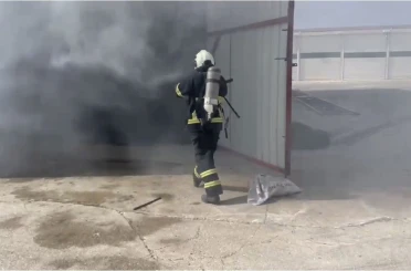Mardin’de bir depoda çıkan yangında iş makinesi yandı 