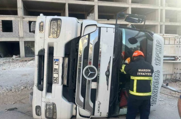 Mardin’de devrilen tırın sürücüsü yaralandı 