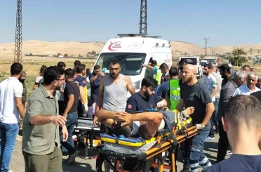 Mardin’de hafif ticari araç ile motosiklet çarpıştı: 4 yaralı 