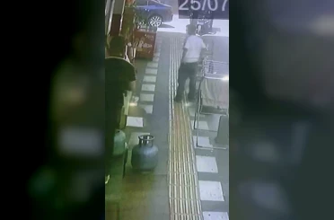 Mardin’de iş yerinin önündeki papağanın çalındığı anlar kamerada 