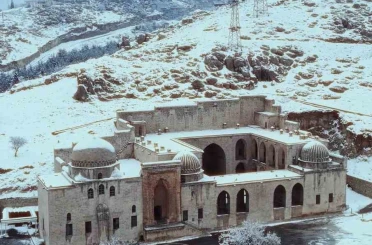 Mardin’de Kasımiye Medresesi’nin kar altındaki manzarası dronla görüntülendi 