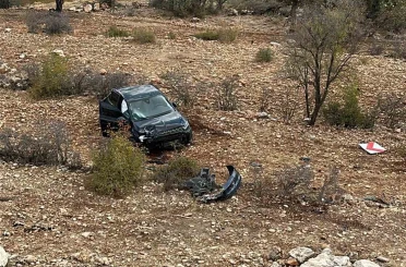 Mardin’de kontrolden çıkan otomobil şarampole devrildi: 2 yaralı 
