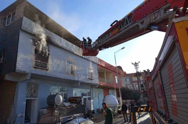 Mardin’de müstakil evde yangın: 3 kişi dumandan etkilendi 