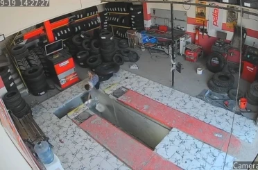 Mardin’de oto lastikçide çocuğun çukura düşme anı güvenlik kamerasına yansıdı 