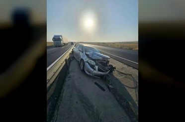 Mardin’de otomobil bariyerlere çarptı: 1 yaralı
