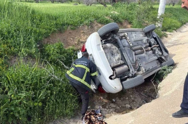 Mardin’de otomobil yol kenarına devrildi: 5 kişi yaralandı 