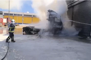 Mardin’de park halindeki tırın çekicisi yandı 