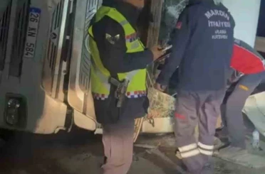 Mardin’de pet şişe yüklü tır devrildi: 1 yaralı 