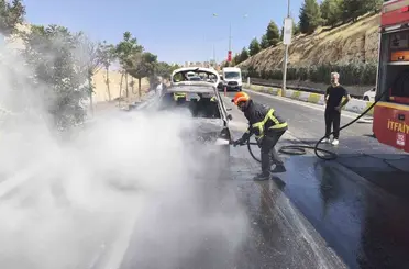 Mardin’de seyir halindeki otomobil yandı
