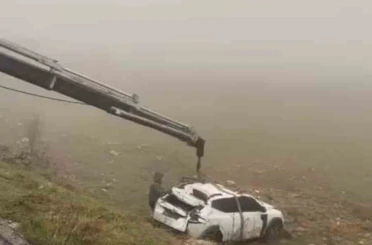 Mardin’de yol kenarına devrilen otomobilin sürücüsü yaralandı 