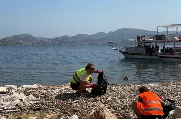 Marmaris kıyılarına vuran mikroplastikler çevrecileri harekete geçirdi
