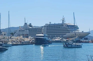 Marmaris Limanı’na iki kruvaziyer gemi demir attı 