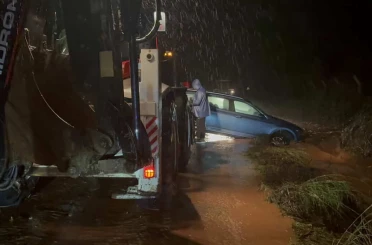 Marmaris’i sağanak yağış vurdu, araçlar suda mahsur kaldı 
