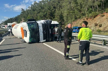 Marmaris’te beton mikseri devrildi, şoför burnu bile kanamadan kurtuldu 