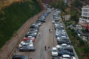 Marmaris’te dikkat çeken tablo: Otellerde doluluk sorunu yaşanırken bu tesisin kapısında araç kuyruğu oluştu 