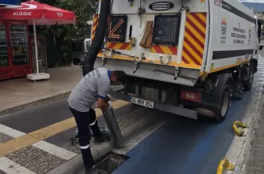 Marmaris’te ızgara ve mazgallarda temizlik çalışması yapıldı
