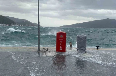 Marmaris’te şiddetli rüzgar denizi taşırdı 