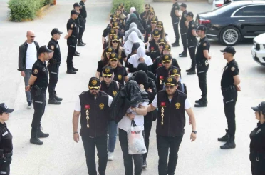 Masaj salonlarında fuhuş yaptırılan 26 kadın kurtarıldı, 7 kişi tutuklandı 