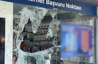 Maskeli hırsızlar camını odunla kırdıkları mağazadan 400 bin liralık telefon çaldı 