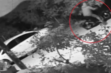 Maskeyle geldi, aracı böyle ateşe verdi 
