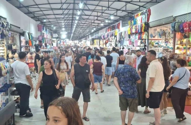 Mavişehir Pazar Yeri tatilcilerin ve yerlilerin akınına uğradı 