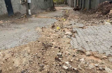 Mazıdağı’nda şiddetli yağışların neden olduğu çukurlarda ortaya çıkan doğal gaz boruları tehlike saçıyor 