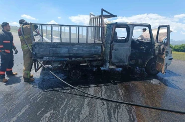 Mazot ve yağ yüklü kamyonet alevlere teslim oldu 